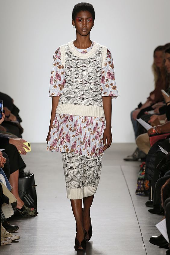 A Détacher propuso un uso muy innovador de un traje de punto, añadiéndole un vestido entre medias que lo trasforma.