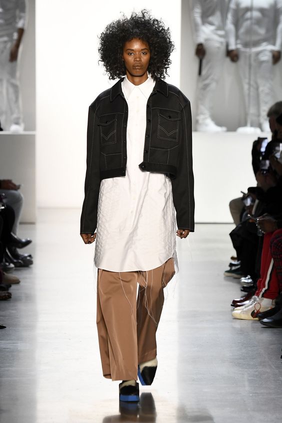 Pyer Moss mostró una combinación que esta temporada es clave en el vestir más deportivo: una pieza larga que supera una chaqueta sobre la cintura o directamente torera.