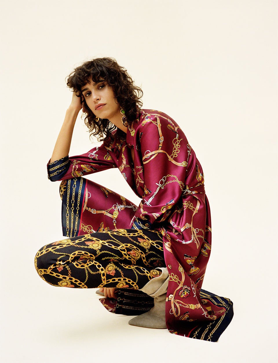 En Zara podemos ver la misma operación, pero con el omnipresente estampado de fular. Merece la pena atreverse a acumular los estampados de la misma familia.