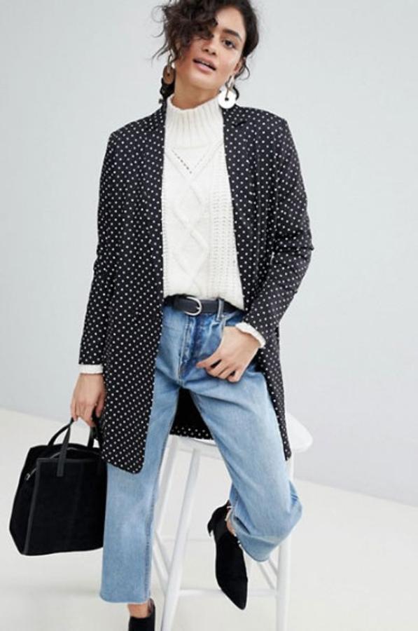 Blazer extra larga con estampado de lunares, 133,99 euros.