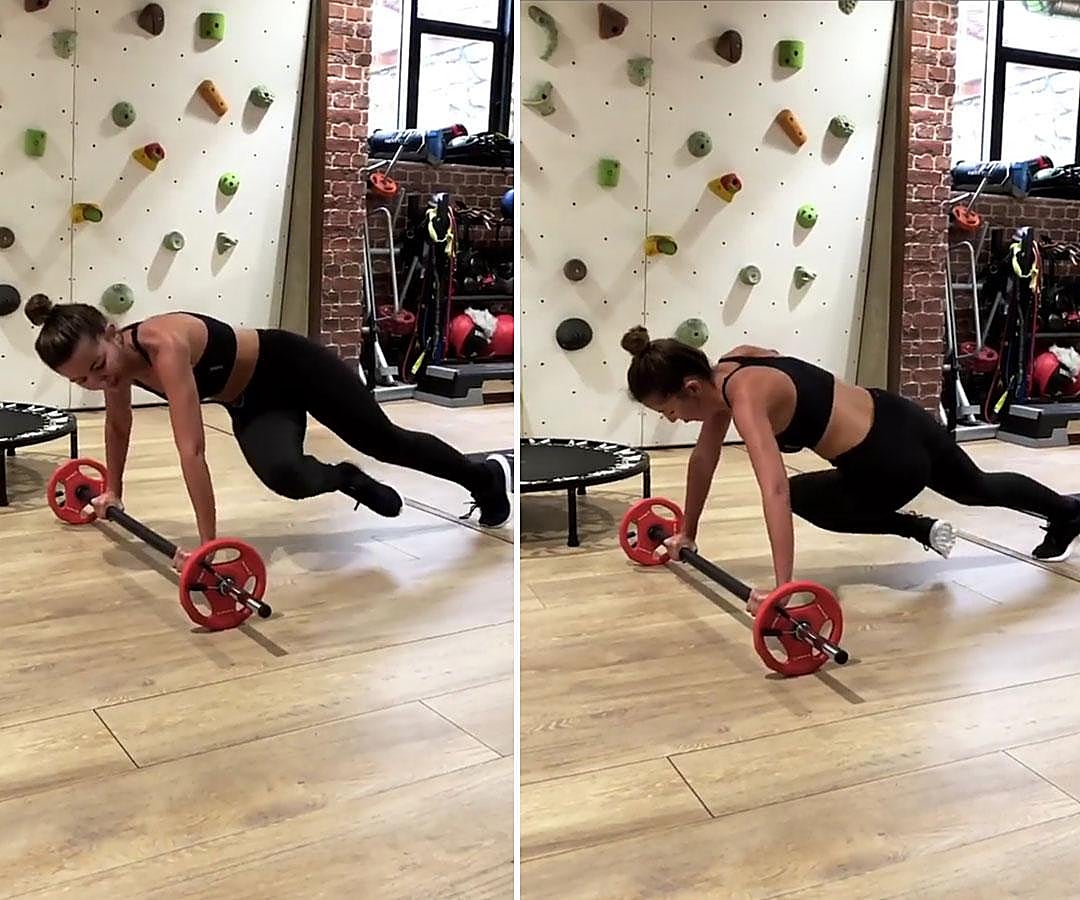 En posición de plancha y apoyando nuestras manos en una superficie ligeramente más alta que el suelo comenzaremos flexionando una pierna hacia nosotros y moviéndola hacia el lado derecho e izquierdo. Luego haremos lo mismo con la otra pierna. Con este ejercicio trabajaremos la zona abdominal de los oblicuos gracias al movimiento de rotación del tronco.