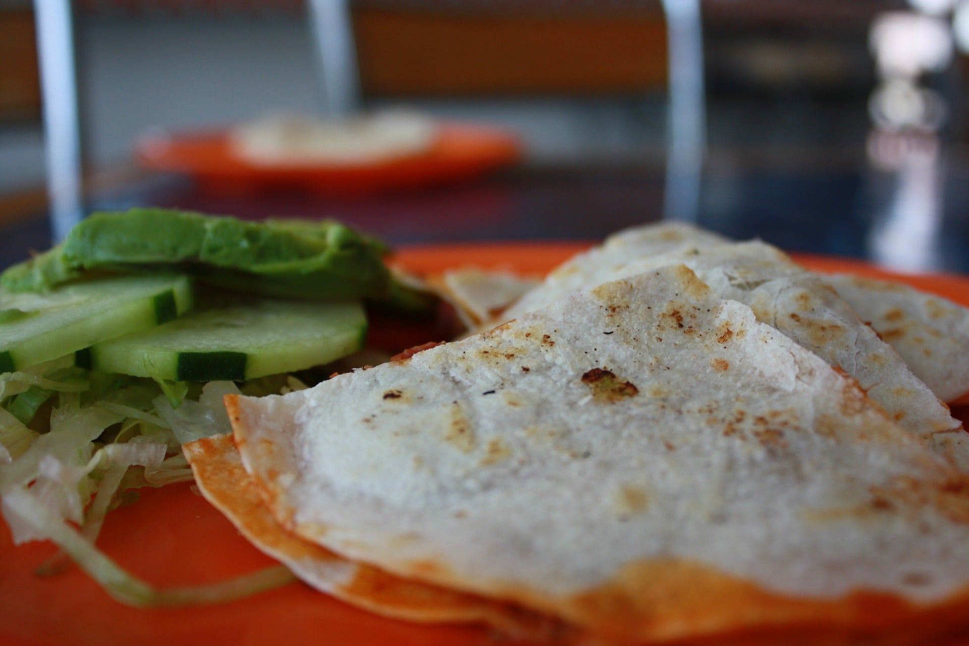 Algunas tortillas de maiz industriales que se usan para elaborar las fajitas mexicanas pueden contener manteca. Y en algunas marcas incluyen el estabilizante E-920, que se obtiene industrialmente por hidrólisis de pelo y queratina (origen animal).