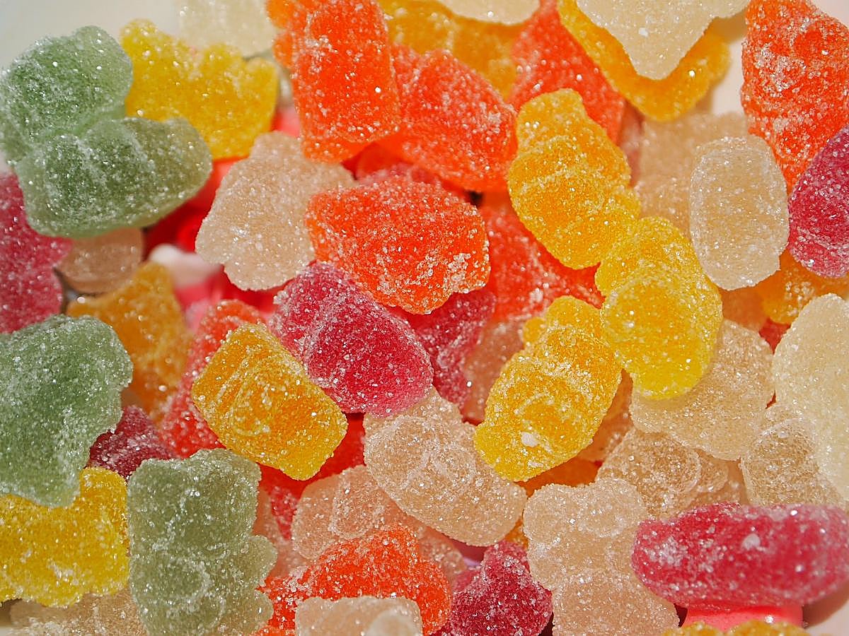 Suelen llevar gelatina animal, que se extrae de la piel y huesos del cerdo o de otros animales. Existen otros ejemplos, como el aditivo E-631, un potenciador del sabor derivado de extractos de pescado o carne, o el E-161b, que puede extraerse del huevo. Es ilustrativo un corto de la periodista Alina Kneepkens que se ha hecho viral llamado 'La trayectoria de una gominola' ("De weg van een snopje") en el que explica, de atrás hacia adelante cómo se elaboran las gominolas con gelatina animal. Además, algunas contienen el colorante E-120, que se consigue aplastando el insecto cochinilla, según explican en la página Aditivos alimentarios. Las gominolas veganas se elaboran con pectina o el agar agar.