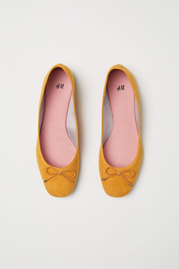 Las clásicas bailarinas en color amarillo por 9,99 euros.