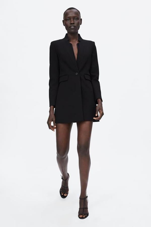 Americana tipo vestido con solapa doble, 49,95 euros.