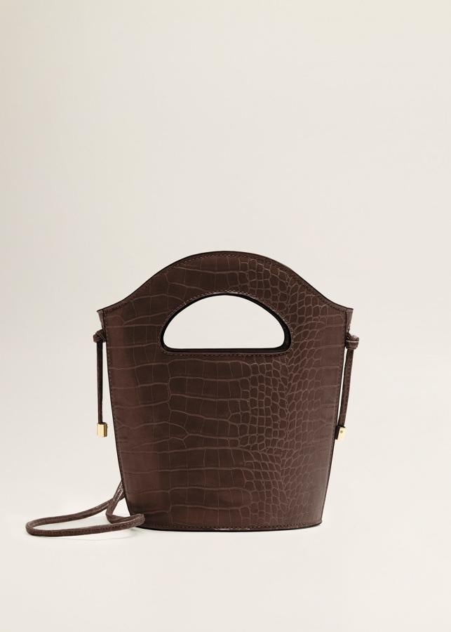 Otro básico de fondo de armario: este bolso efecto piel en marrón chocolate de Mango. Solo cuesta 29.99 euros.