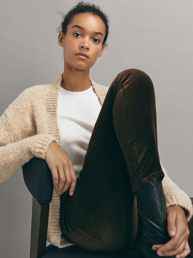 Estos pantalones pitillo en ante marrón chocolate de Massimo Dutti (49 euros) te harán tipazo.
