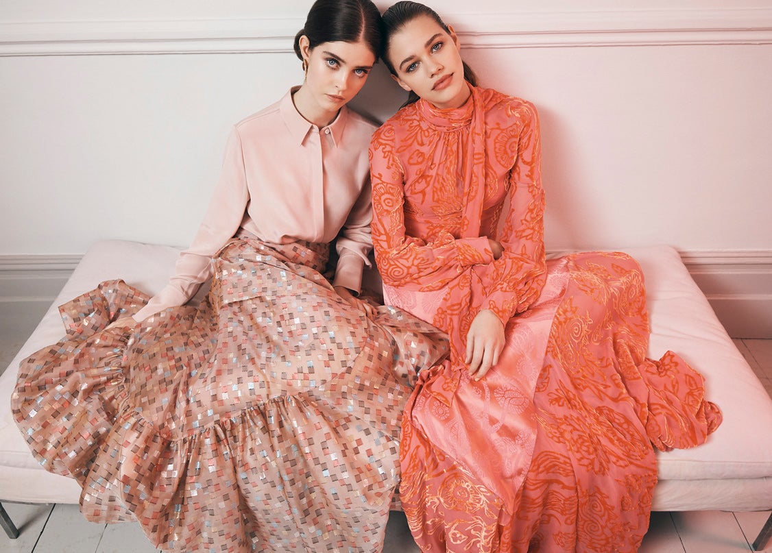 También incluye las reinterpretaciones del hijab de Yves Saint Laurent o Dolce&Gabbana para mostrarnos que vivimos en un mundo de influencias recíprocas, proclama la necesidad de descolonizar los códigos estéticos y exhibe creaciones de diseñadores de distintos países, desde Marruecos a Malasia, para descubrirnos la enorme variedad de esta cultura. (Campaña de Brian Daly para las tiendas argelinas The Modist).