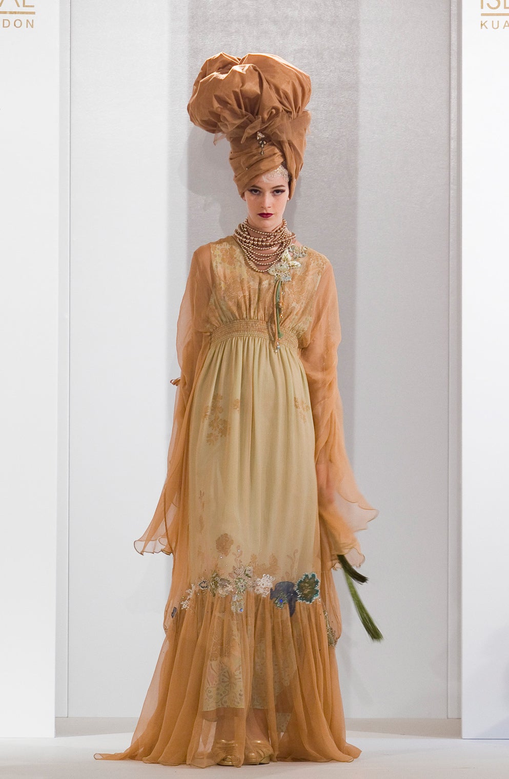 Diseño pintado a mano por Ahmad Osman para Melinda Looi.