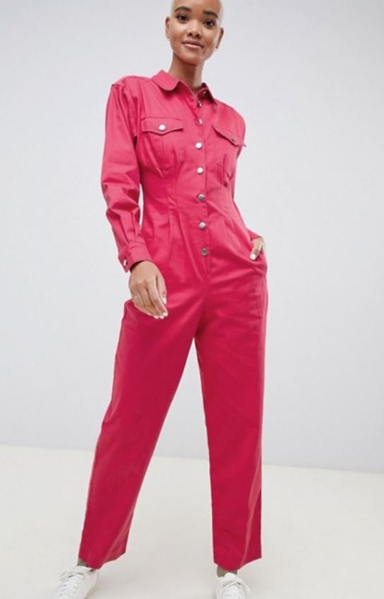 Asos Design. Si lo que te gustaba era precisamente ese punto mono de trabajo que no tiene el de Uterqüe, este mono en ros fucsia te puede encantar. El precio también es más que encantador: 57,99 euros (¡y hasta la talla 46!).