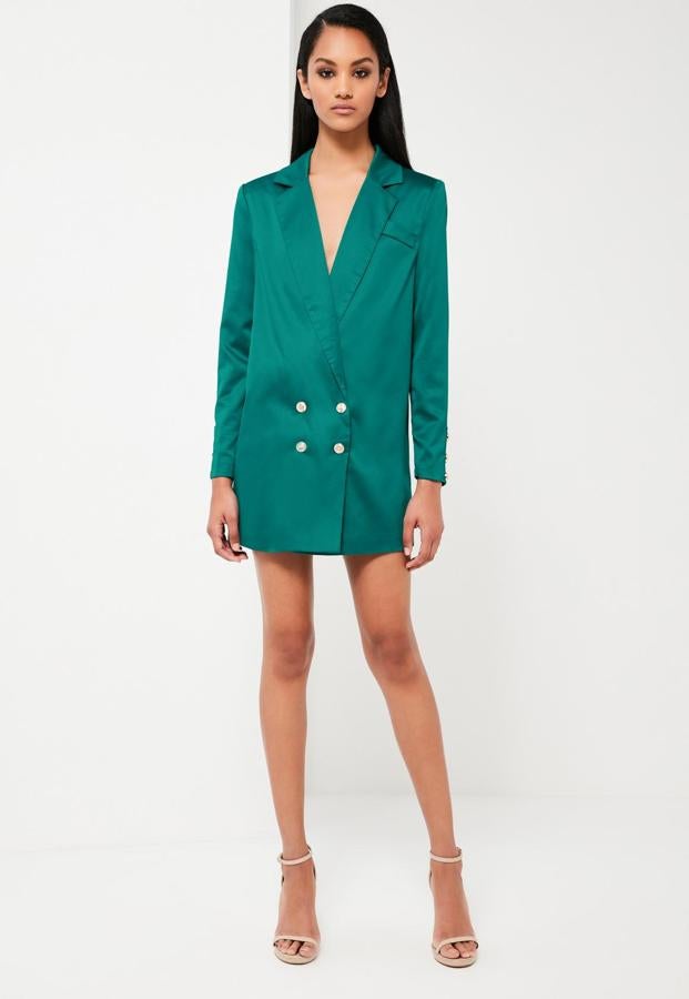 Americana tipo vestido en satén y en color azulado, 89,99 euros.