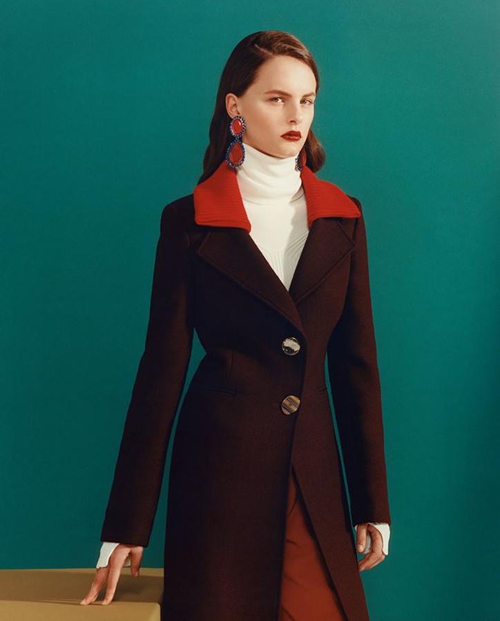 ¿Puede ser más bonito este abrigo de inspiración retro en marrón chocolate de Sfera?