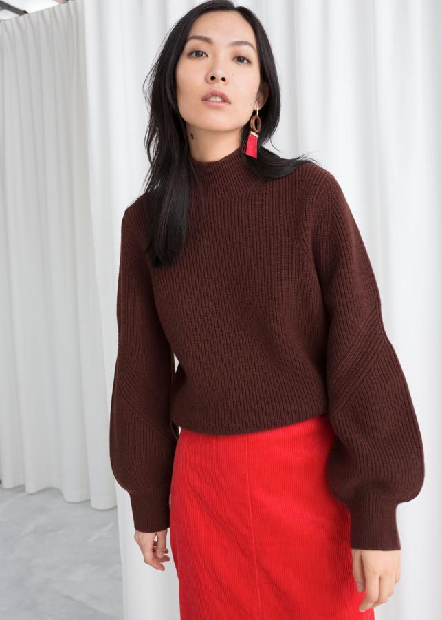 Otro jersey que no te querrás quitar en todo el otoño es este de canalé marrón chocolate con volumen en las mangas de &Other Stories. Cuesta 59 euros.