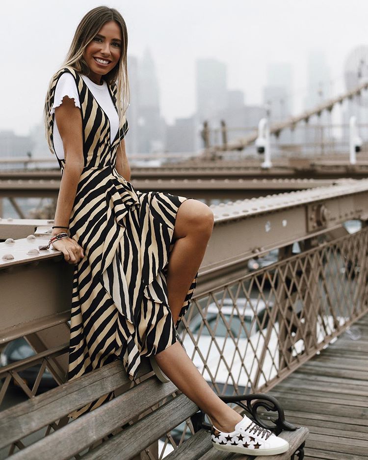 Mañana: Marta Carriedo. Hasta el vestido más sofisticado aterriza en la actividad mañanera si lo combinamos con una camiseta y unas zapatillas de deporte. Marta opta por una de color blanco, pero incluso podríamos recurrir a una gris o de color de nuestro grupo favorito y quedaría genial.