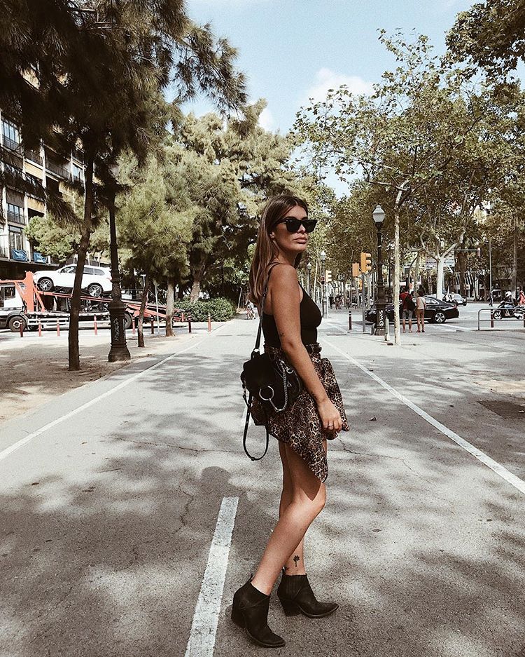 Tarde: Dulceida. La combinación negro-estampado animal no falla jamás. Aída Domenech opta por una falda y una cazadora a juego que lleva atada a la cintura. La clave: los botines. Un poco de rock'n'roll salvaje oeste.