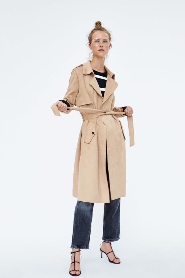 El tejido de este modelo hace efecto de ante. Es de Zara (49,95 eruos).