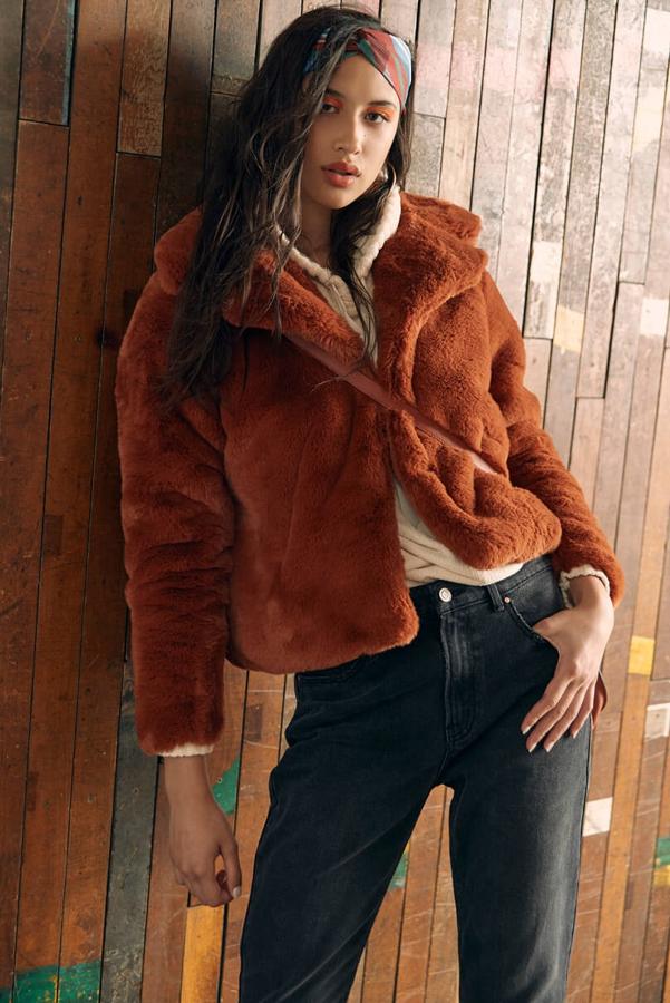 La textura es la otra clave de la temporada y parece que queda claro con este 'look'. Chaqueta 35 euros, sudadera con capucha 12 euros, vaqueros 17 euros.