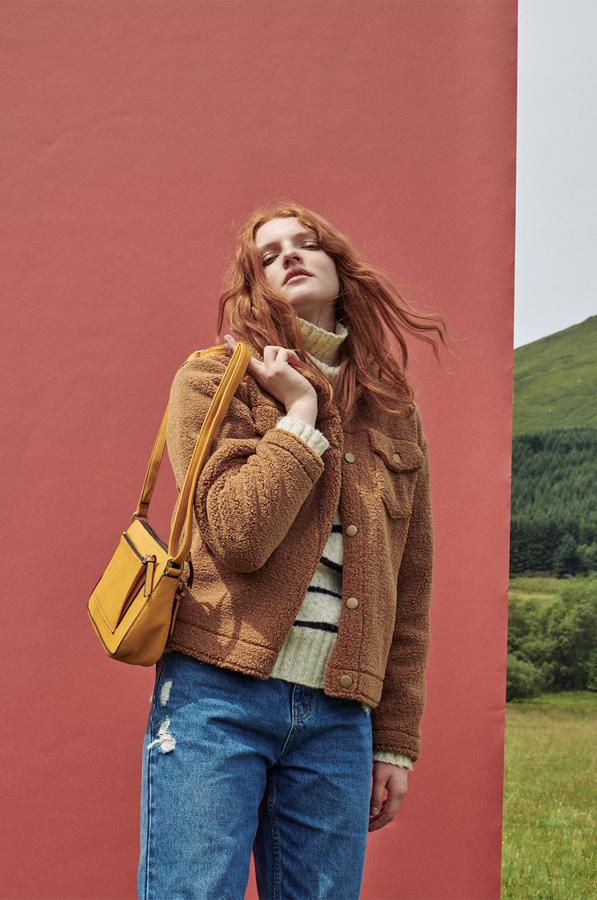 El layering vuelve a cobrar protagonismo. La superposición de ropa es una tendencia al alza. Abrigo 30 euros, jersey 14 euros, vaqueros 15 euros.