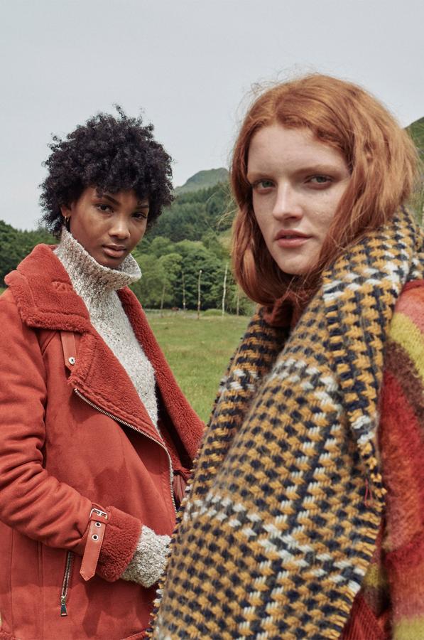 No le temas a poner color a tus abrigos. Los tonos burdeos y teja son maravillosos y tus aliados perfectos para el otoño. Chaqueta de aviador 40 euros, jersey 16 euros, bufanda 10 euros, jersey a rayas 14 euros.