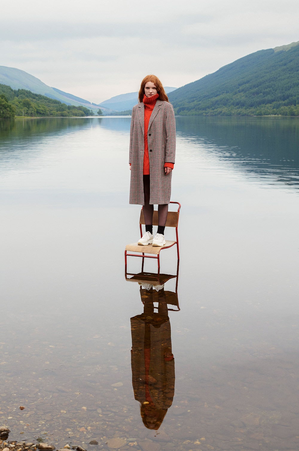 Prendas de punto y demás texturas lujosas son los elementos que van a reinar la estación. Abrigo 40 euros, zapatillas deportivas gruesas 18 euros.