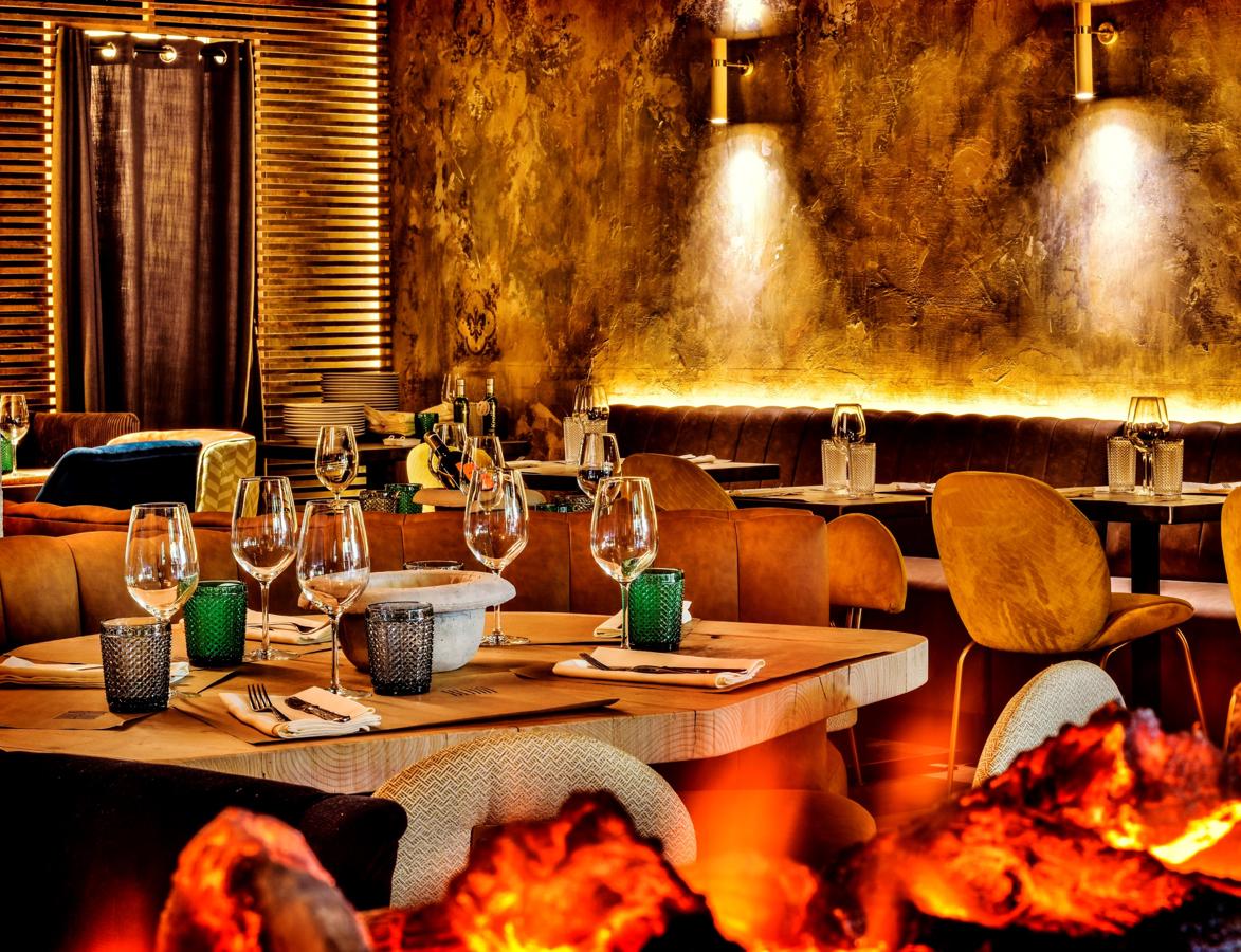 El otoño tiene un sabor especial en Behía, que nos sorprende con su nueva carta de temporada inspirada en los sabores del norte, donde no faltan imponentes carnes a la brasa, cremosas croquetas caseras de txangurro o cecina, buñuelos de bacalao con alioli de ajo negro, anchoas de Santoña o clásicos “diferentes” como la Ensaladilla de buey de mar con crema cítrica, huevas de truchas y tomates deshidratados. Está en la Calle Manuel de Falla, 5.