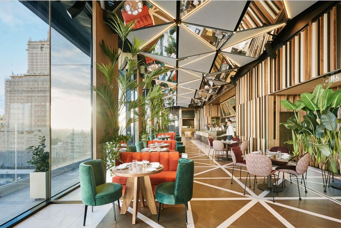 Ostra Gillardeau con ponzu de chile chipotle, futomaki de salmón, queso crema y cebolla crujiente; Black Cod macerado en miso y patata Ratte, huevos rotos rotos de atún al estilo “Lucio” con arroz del Delta del Ebro, terrina de rabo de toro y foie con chips de verduras, tataki de solomillo de vaca... La carta del Ginkgo Sky Bar está a la altura de su imponente decoración y su ambiente deslumbrante e impactante, creados por Studio Gronda, que ya ha convertido este espacio donde cada detalle cuenta en un icono de estilo de Madrid.