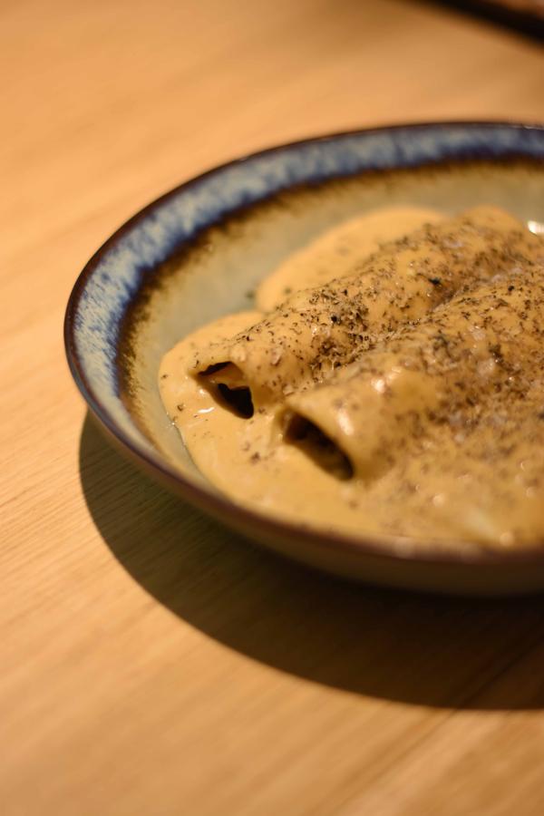 Disfruta del otoño con uno de los platos fetiche de Hake Mate (Calle Serrano, 120): canelones de pato con toque de trufa negra, deliciosos y perfectos para comer esta temporada.