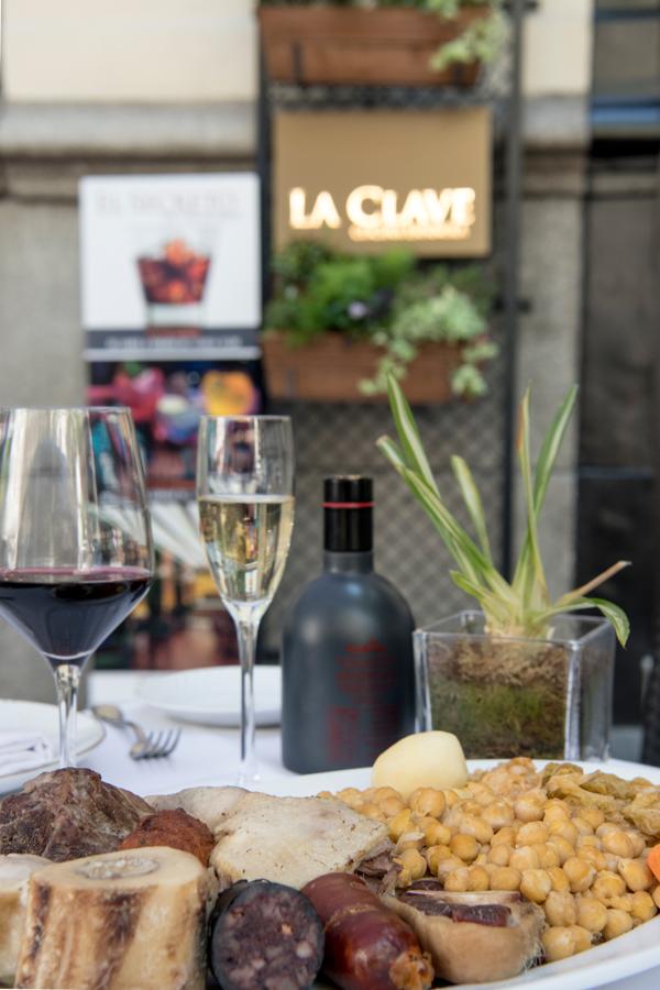 Si te gusta la cocina tradicional madrileña reinventada, no te puedes perder la II Semana de la Cocina Madrileña de La Clave (Calle Velázquez, 22), que hasta finales de septiembre recupera 11 recetas castizas que creíamos olvidadas, y que merece la pena probar: jarrete de lechal a la parrilla, gallina en pepitoria, mollejas al ajillo, bacalao gratinado… Además, añaden clásicos como  el cocido  o los callos a la madrileña y originales creaciones propias como la pirámide de verduras de La Vega de Aranjuez. Eso sí, deja hueco para el postre y no te vayas sin probar sus bartolillos de crema, ponche madrileño y rosquillas de Alcalá.