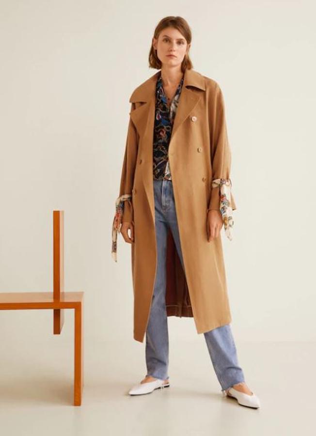 Gabardina de Mango, con detalle de pañuelo en los puños (99,99 euros).