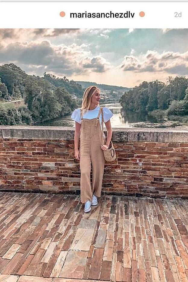 Unas 'Converse' blancas y una camiseta blanca serán los complementos perfectos para esta prenda de Zara.