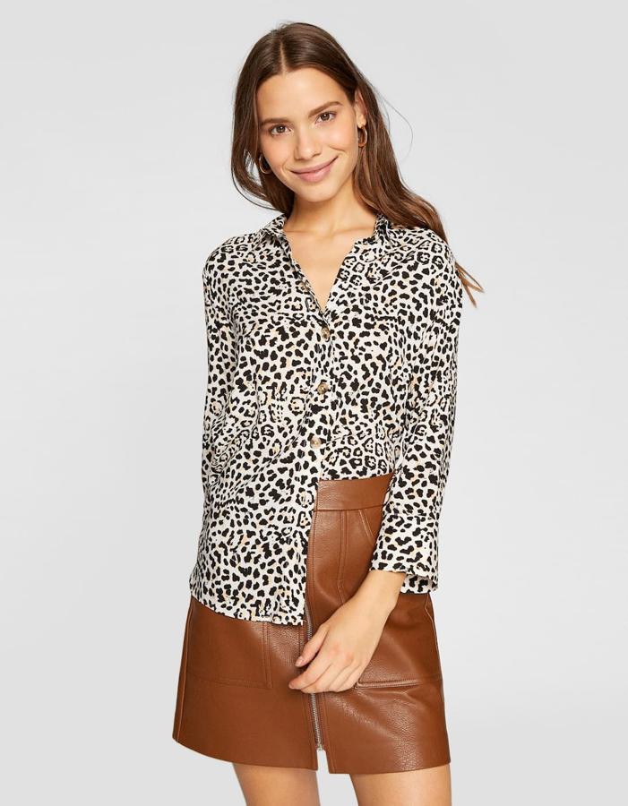 Camisa con estampado 'animal print' de leopardo, 15,99 euros.