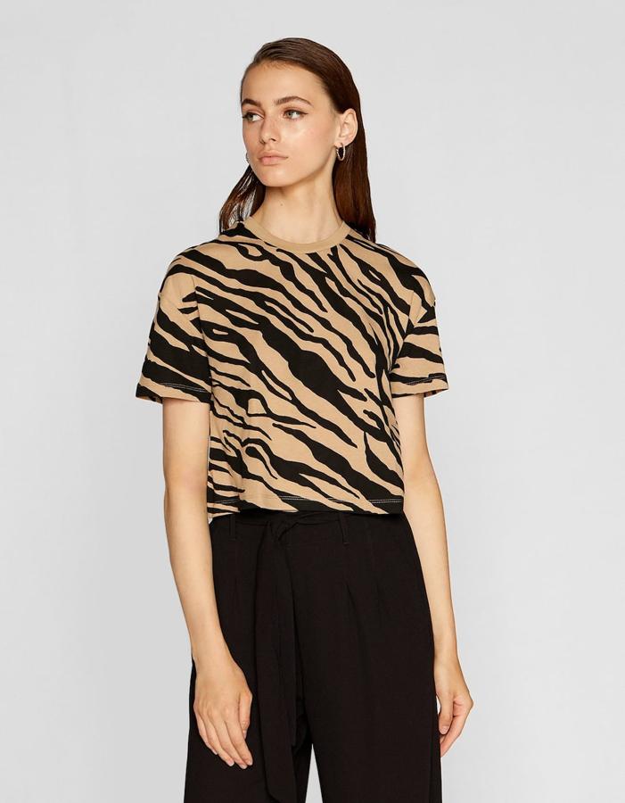 Camiseta con detalle de estampado de cebra en color marrón y negro, 5,99 euros.