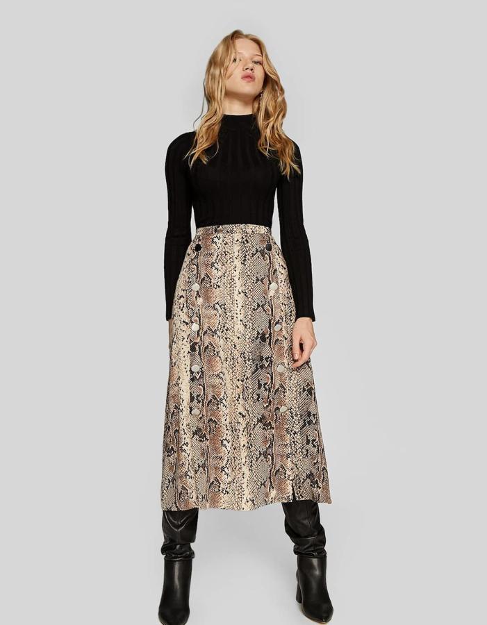 Falda midi con estampado de serpiente y doble botón, 19,99 euros.