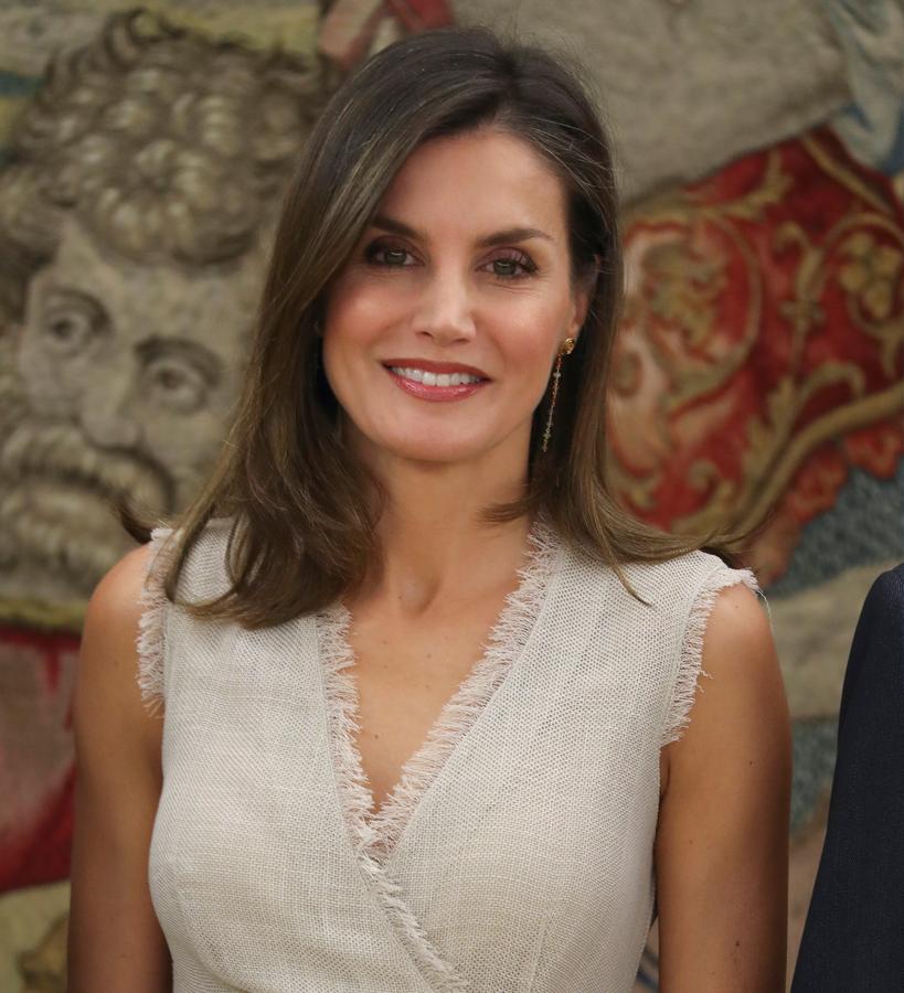 Melena lisa con las puntas metidas hacia dentro y raya ligeramente ladeada, unida a ojos en tonos tierra y un toque de brillo en los labios, nos recuerdan a los comienzos de Doña Letizia en la televisión, cuando presentaba los informativos.