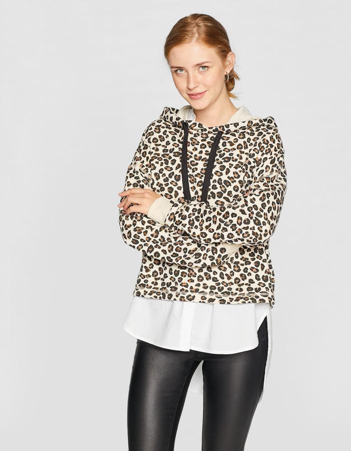 Sudadera crop con estampado animal 15,99 euros.