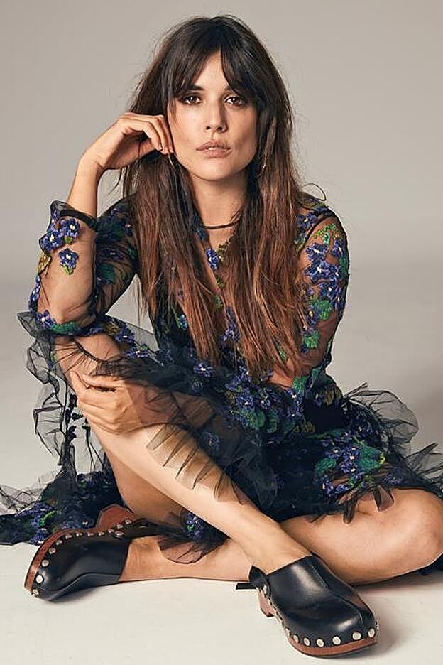 La actriz lleva un total look de Dior y pendientes de Aristocrazy.