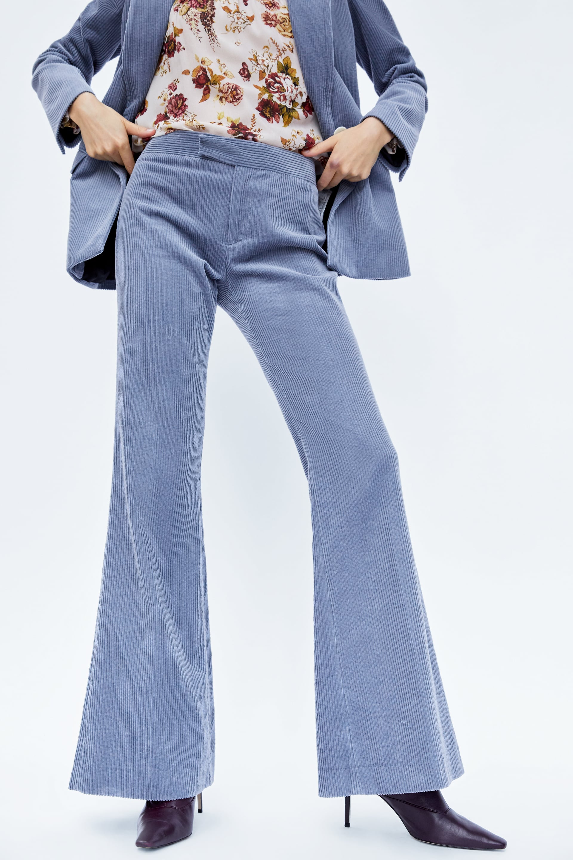 Pantalón de pana en color azul de Zara: 39,95 euros.