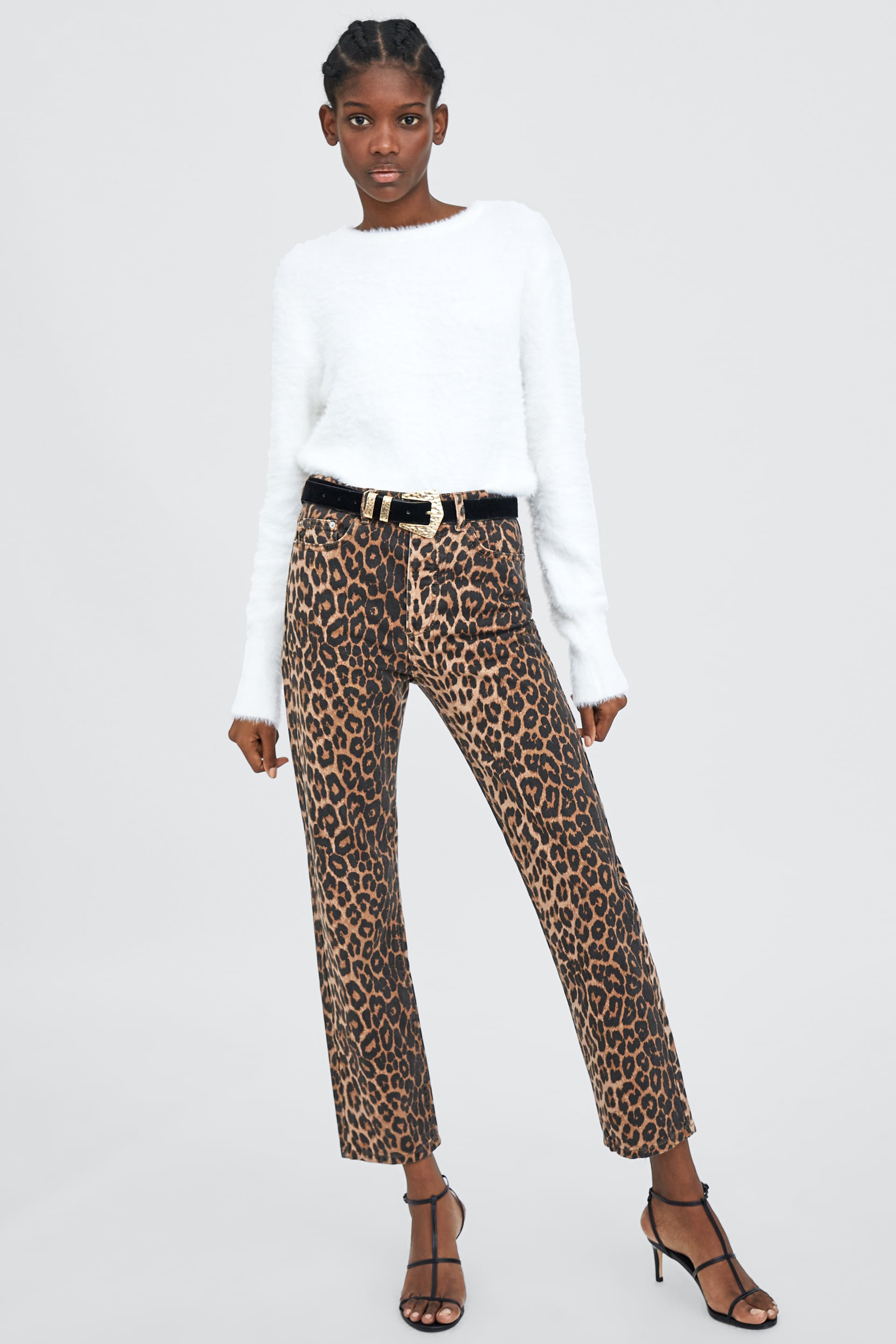Jeans estampados de leopardo de Zara: 29,95 euros.