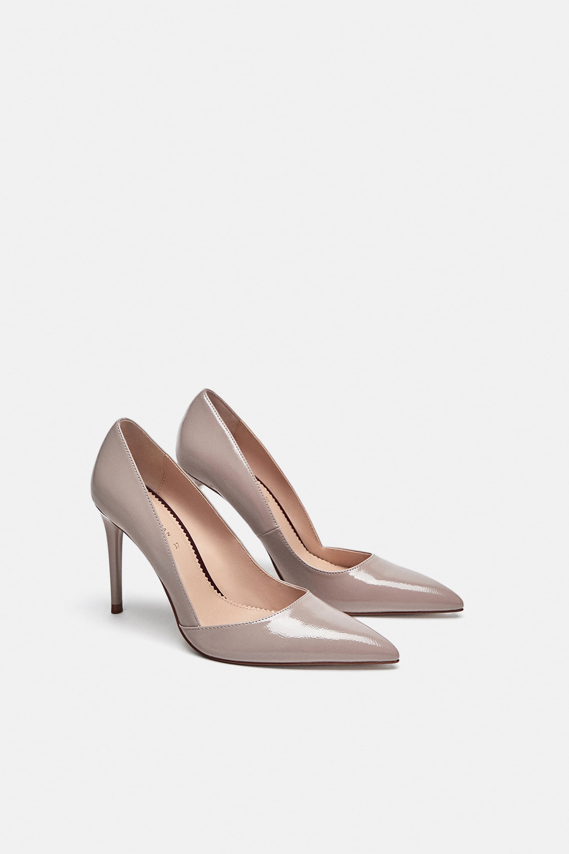 Zapatos de tacón en color maquillaje de Zara: 29,95 euros.