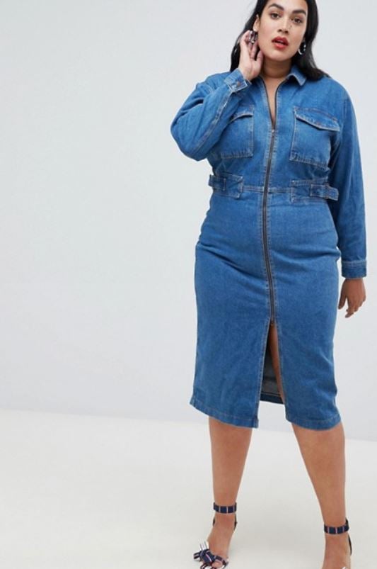 Worker curvy. Un azul lavado para un vestido con un toque a mono de trabajo que ciñe totalmente las curvas (Asos Design, 51,99 euros).