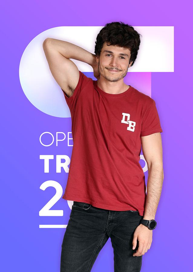 Gracias al #OTcover fue uno de los primeros aspirantes en conseguir un pase directo para cantar delante de los jueces. Tiene un grupo de versiones de los 70, y se presentó al casting de ‘OT 2018’ con la esperanza de poder hacer una gran carrera musical.