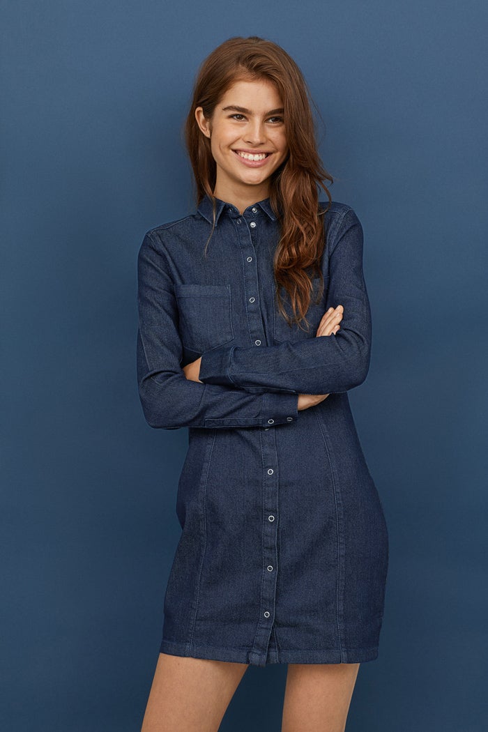 Denim oscuro. Uno de nuestros favoritos por la profundidad del azul. Además, H&M lo tiene hasta la talla 52 (39,99 euros).