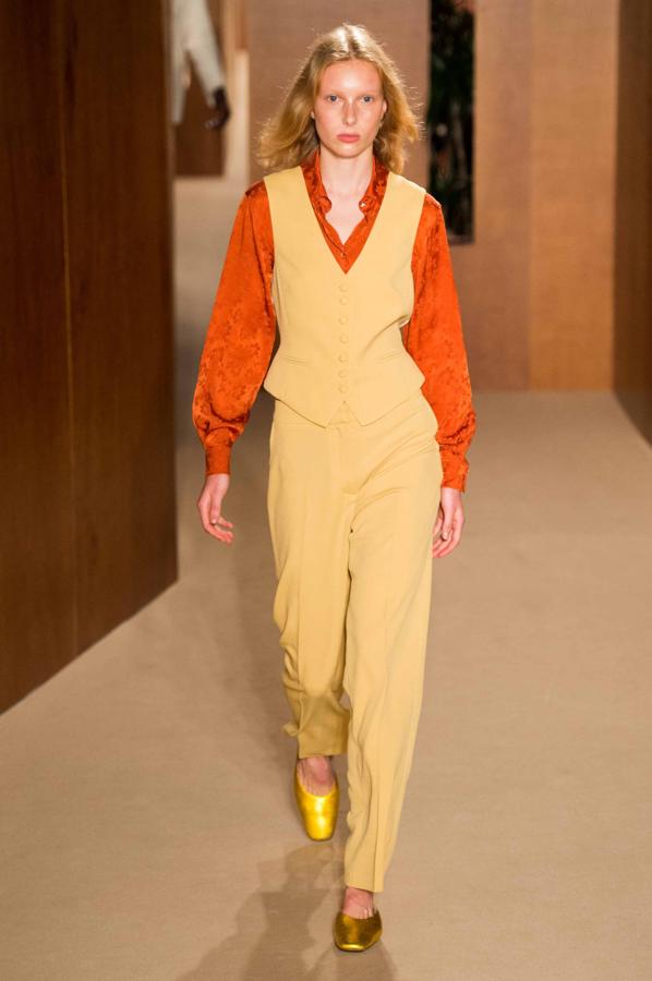 La it girl Alexa Chung se estrenaba sobre la pasarela de Londres con su colección P/V 2019. Los looks son 100% Alexa.