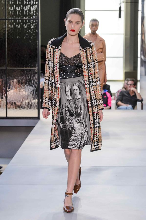 Burberry estrenaba director creativo, Riccardo Tisci. Y la colección no ha sido tan atrevida como esperábamos, pero no ha faltado ningún clásico de la firma, como el trench.