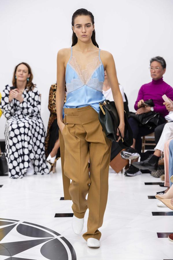 Victroia Beckham cumple 10 años sobre la pasarela y coincidiendo con este aniversario, ha dejado de hacerlo en Nueva York y ha querido volver a desfilar en Londres, su ciudad. Su desfile fue un éxito y nosotras hemos hecho zoom en  este detalle ...