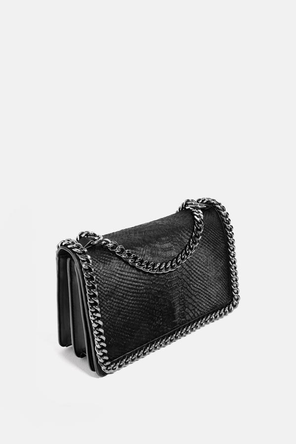 Este bolso es prácticamente igual al que diseñó la británica Stella McCartney (595 euros). Pero la firma de Inditex lo vende por 79,95 euros.