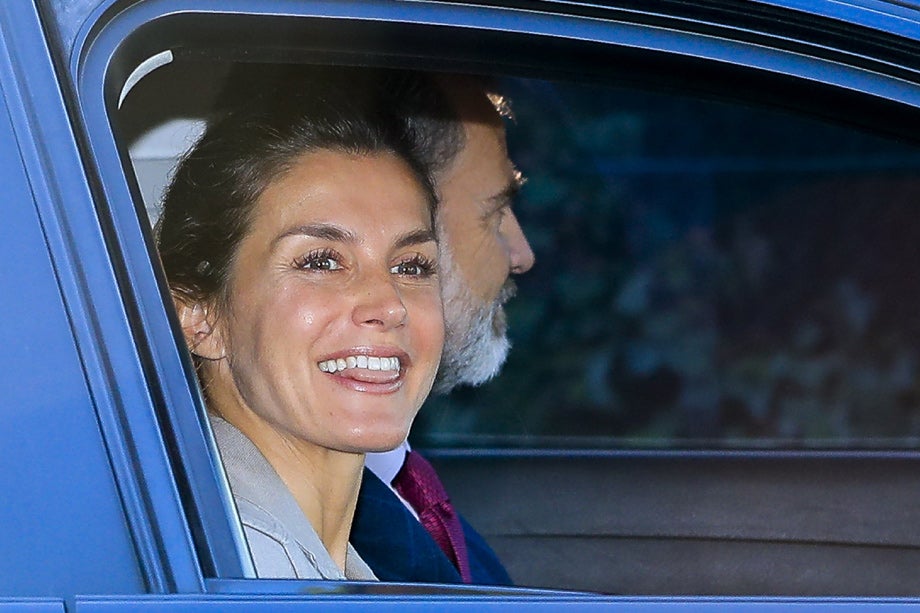 La aparición de Letizia con motivo del comienzo del curso escolar de sus hijas nos dejó boquiabiertas.  Sin maquillaje y con extensiones de pestañas , Letizia consiguió ese efecto cara lavada tan deseado en Instagram y que muy pocas consiguen ( la última en intentarlo ha sido Cristina Pedroche ). Si la Reina tuviera Instagram y esta fuera una de las fotos de su feed, le preguntaríamos directamente por el truco de su piel ultraluminosa.