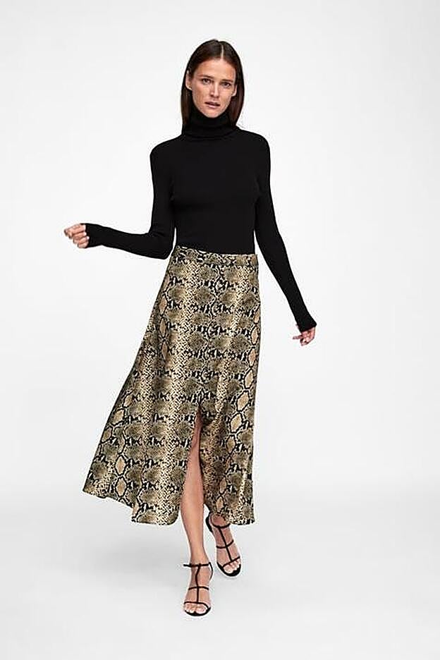 Falda con estampado de serpiente y abertura central delantera, 29,95 euros..