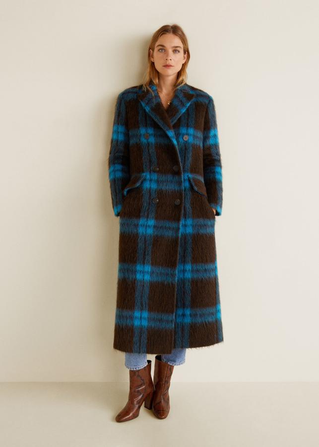 Este abrigo de Mango aún no ha llegado a la tienda, pero desde que se ha anunciado somos legión las que lo estamos esperando con la tarjeta de crédito en la mano. No puede ser más bonito (129,99 euros).