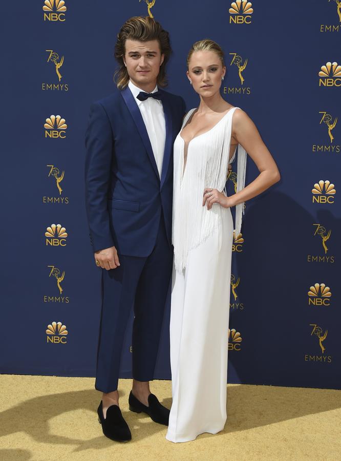 Los actores Joe Keery y Maika Monroe.